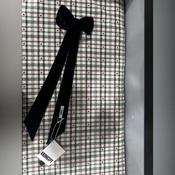 Velvet giant bow tie. Color Black. Button fasteners and adjustable. NWT. - Picture 3 of 5